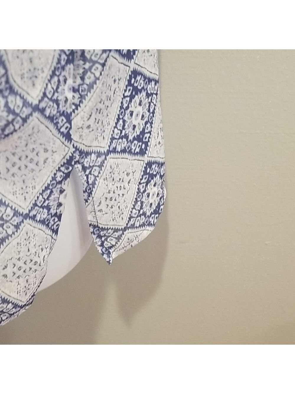 Rose & Olivia blue design sheer sleeveless blouse. - Picture 3 of 7